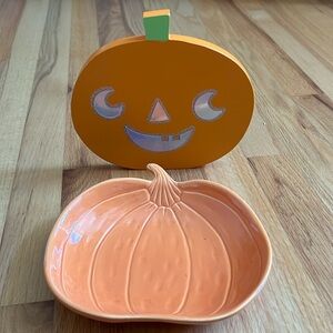 2-piece Halloween pumpkin platter and jack-o-lantern wood standing/sitting decor